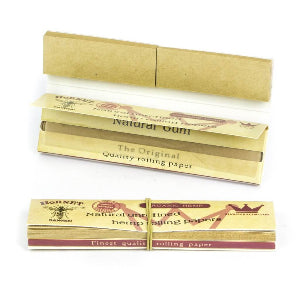 A pack of Hornet Natural Gum rolling papers with tips, displaying the brand and product information on the packaging.